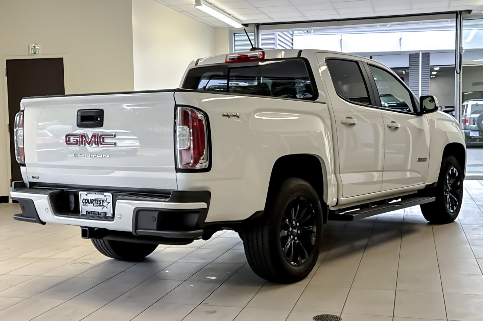 Used 2021 Summit White GMC 4WD Elevation image 4