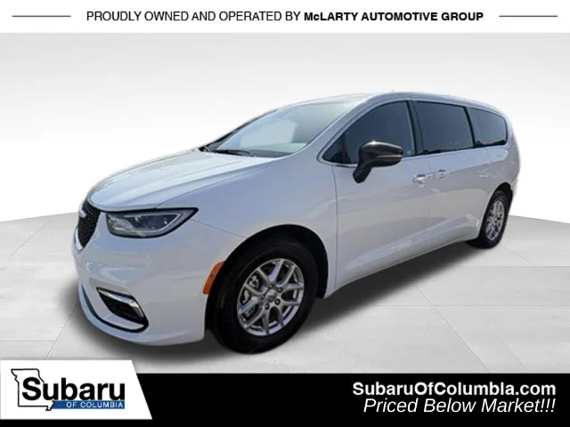 Used 2025 White Chrysler Select image 4