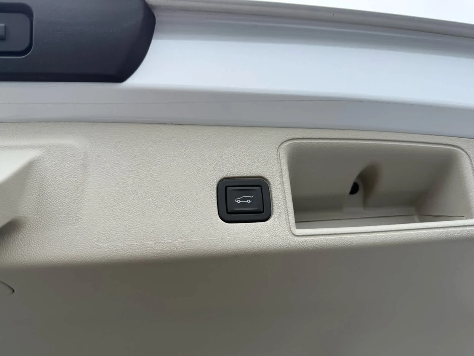 Used 2023 White Frost Tricoat GMC Denali image 15