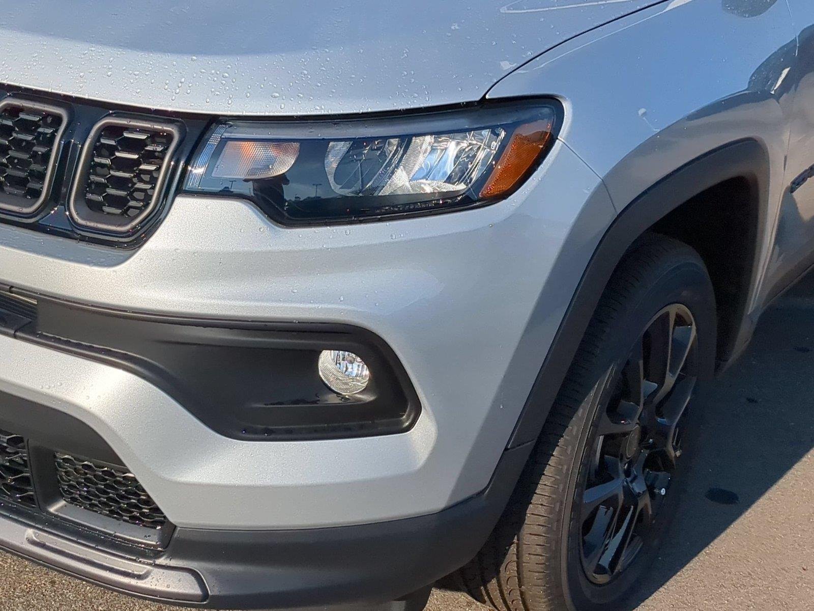 New 2026 Silver Zynith Metallic Clear-Coat Exterior Paint Jeep Latitude Altitude image 9