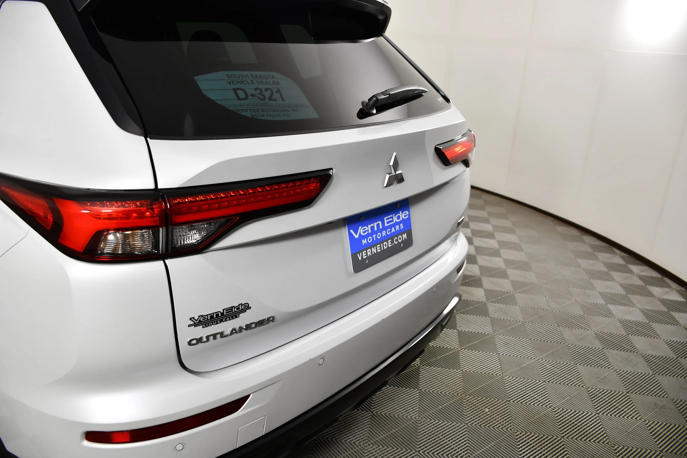 Certified Used 2024 White Diamond Mitsubishi SE Black Edition w/Pano Roof image 15