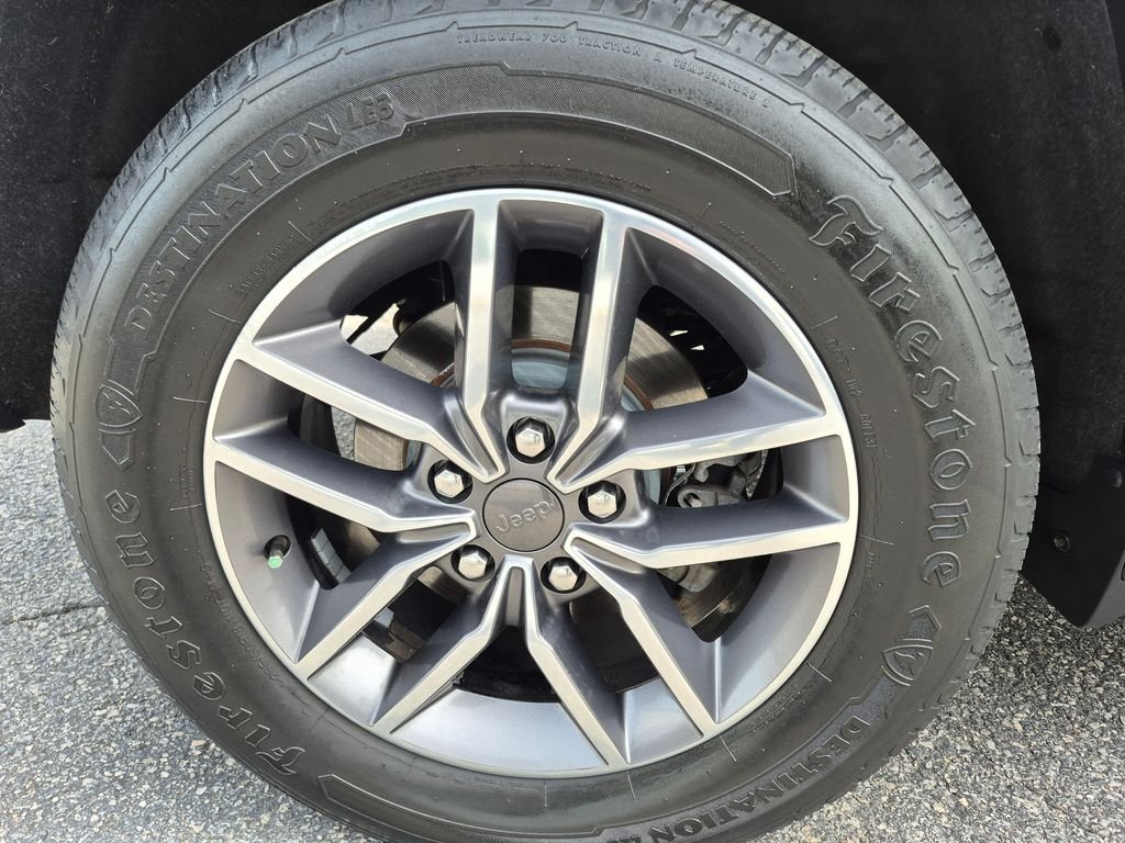 Used 2020 Silver Jeep Limited image 9