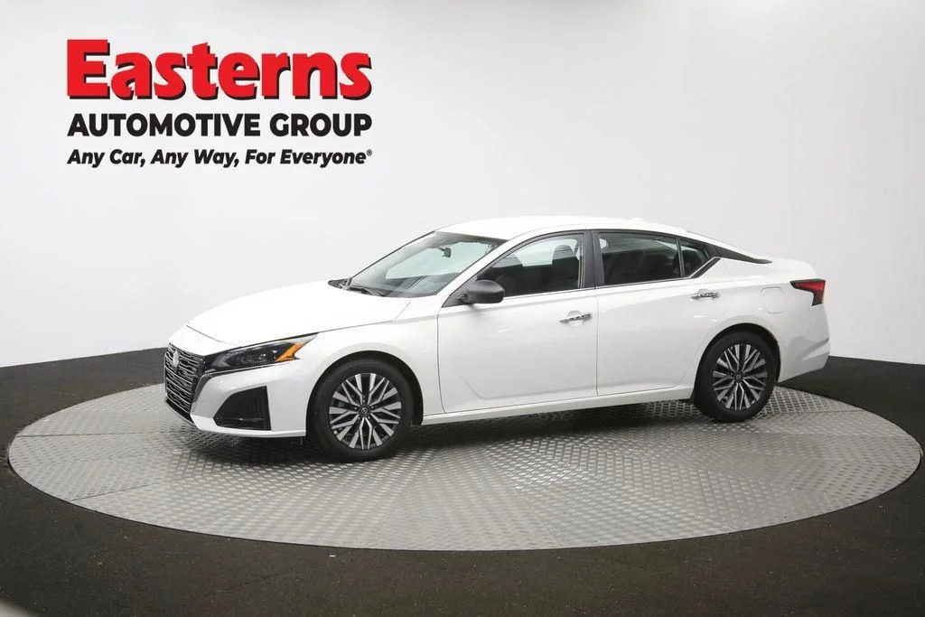 Used 2025 White Nissan 2.5 SV image 61