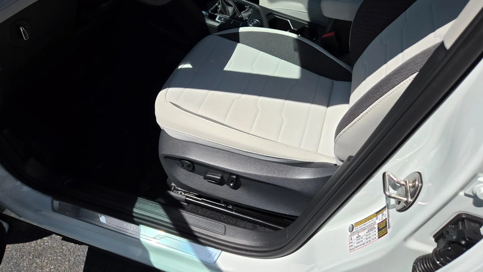 New 2026 Pure White Volkswagen SE image 21