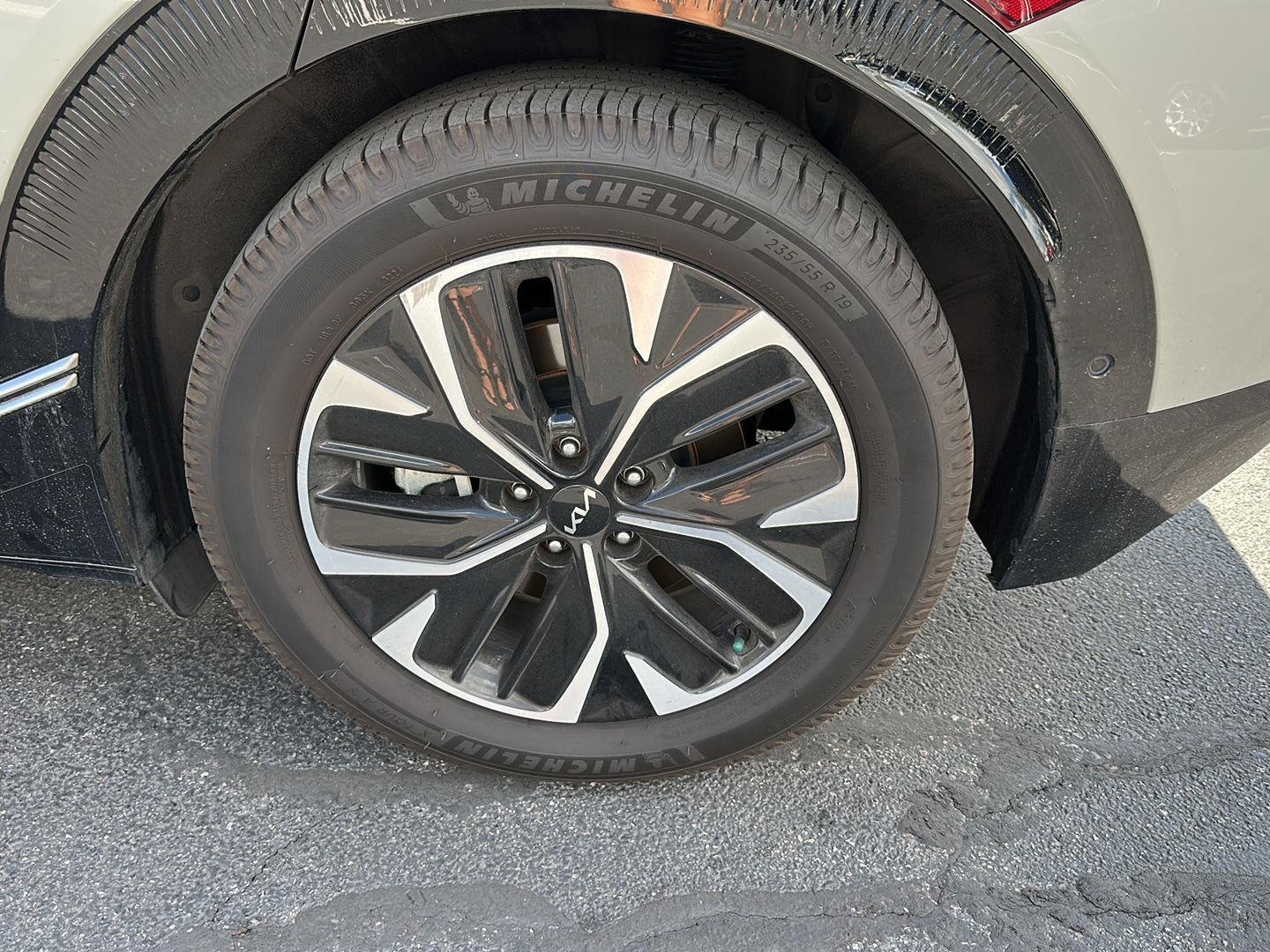 Used 2022 White Kia Wind image 19