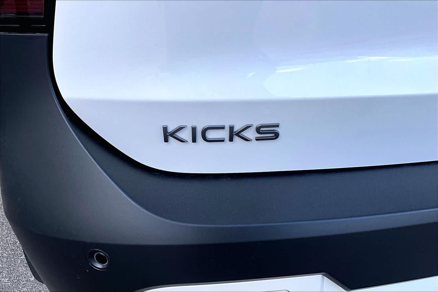 New 2026 Aspen White Tricoat/Super Black Nissan SR image 8