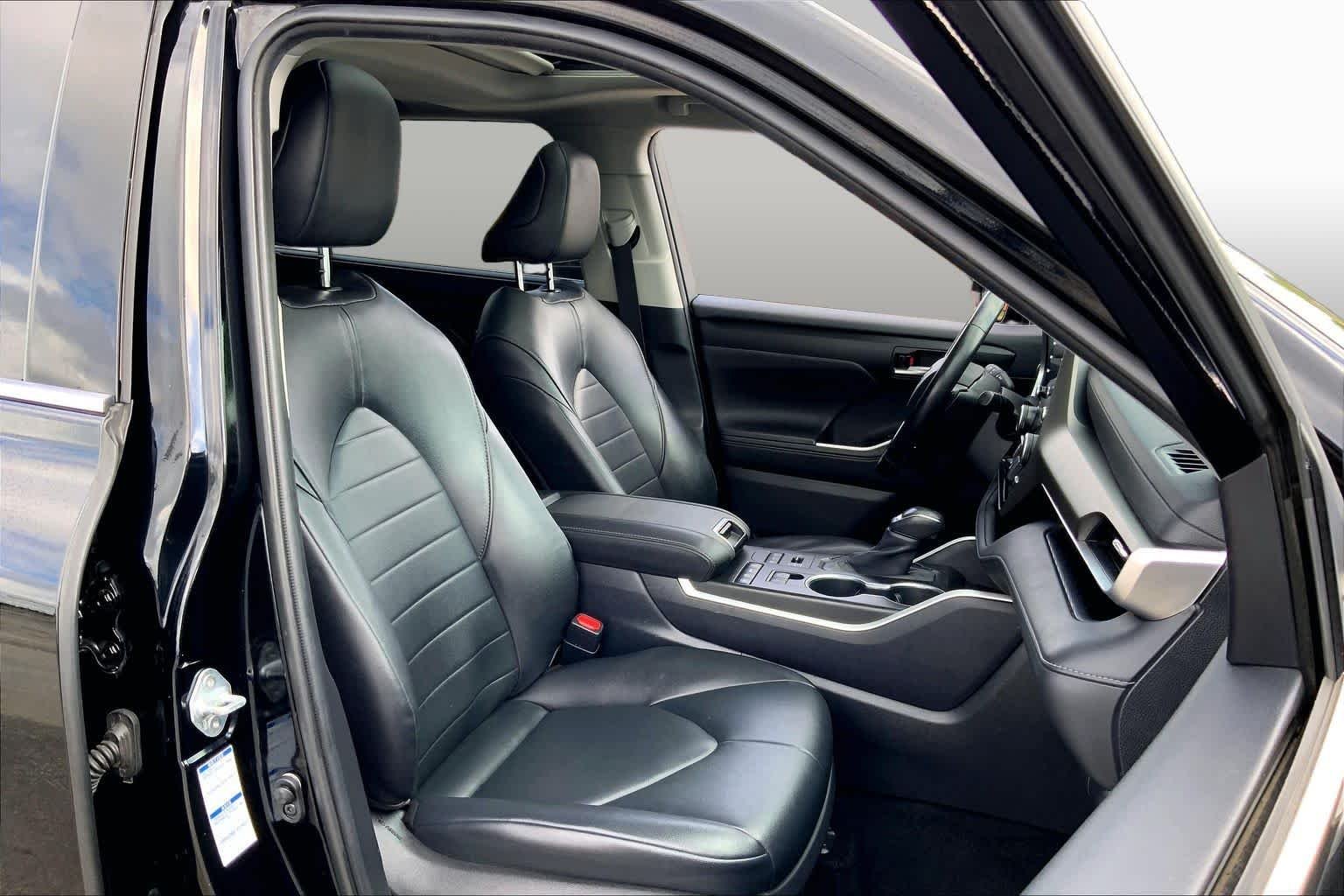 Used 2020 Midnight Black Metallic Toyota XLE image 9