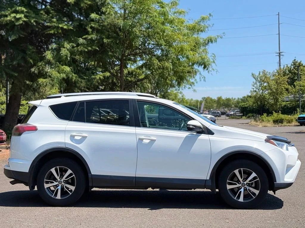 Used 2016 White Toyota XLE image 6
