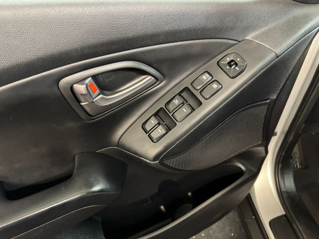 Used 2014 Silver Hyundai SE image 14