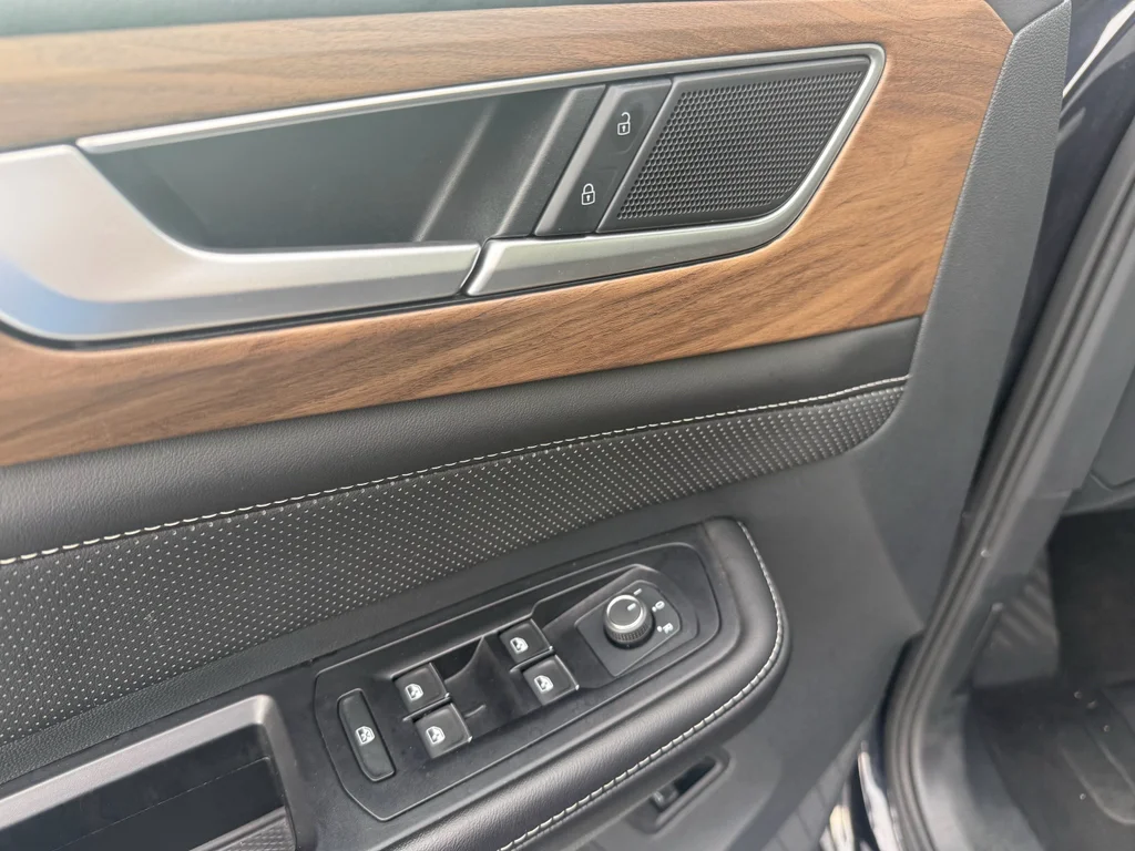 2025 Volkswagen Atlas SE w/Tech - Photo 11