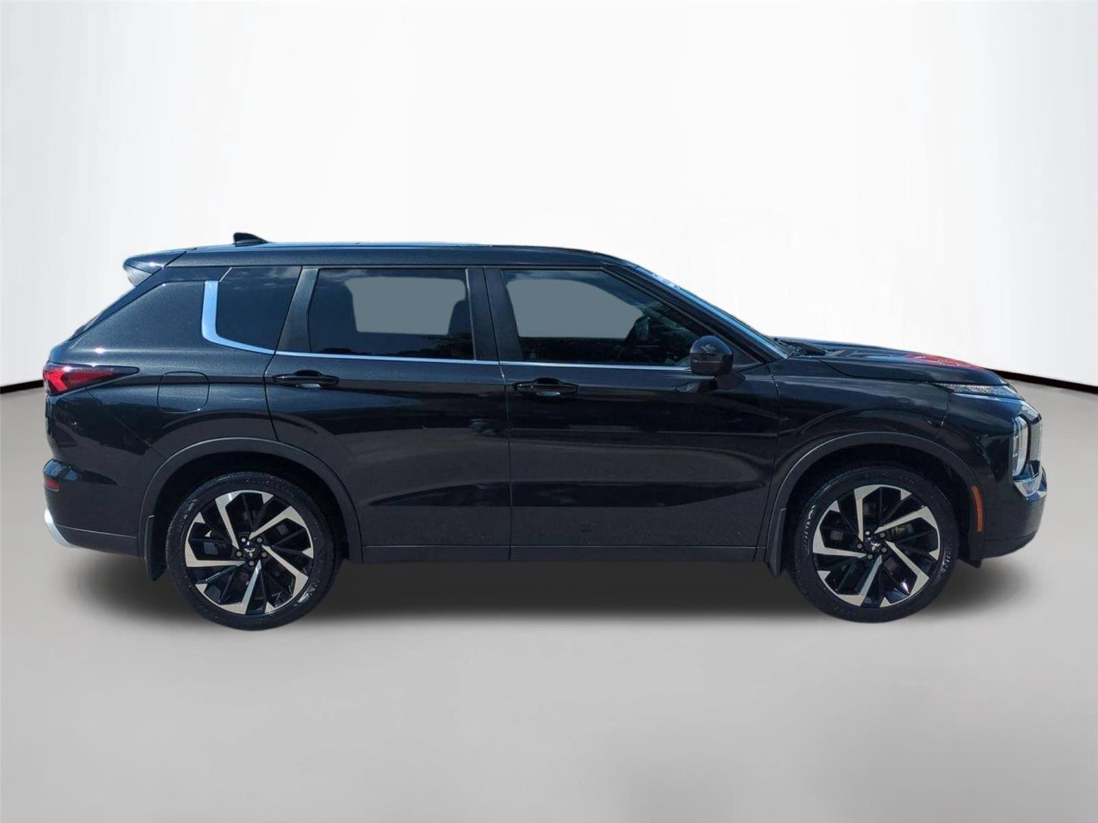 Used 2022 Labrador Black Pearl Mitsubishi SE image 6