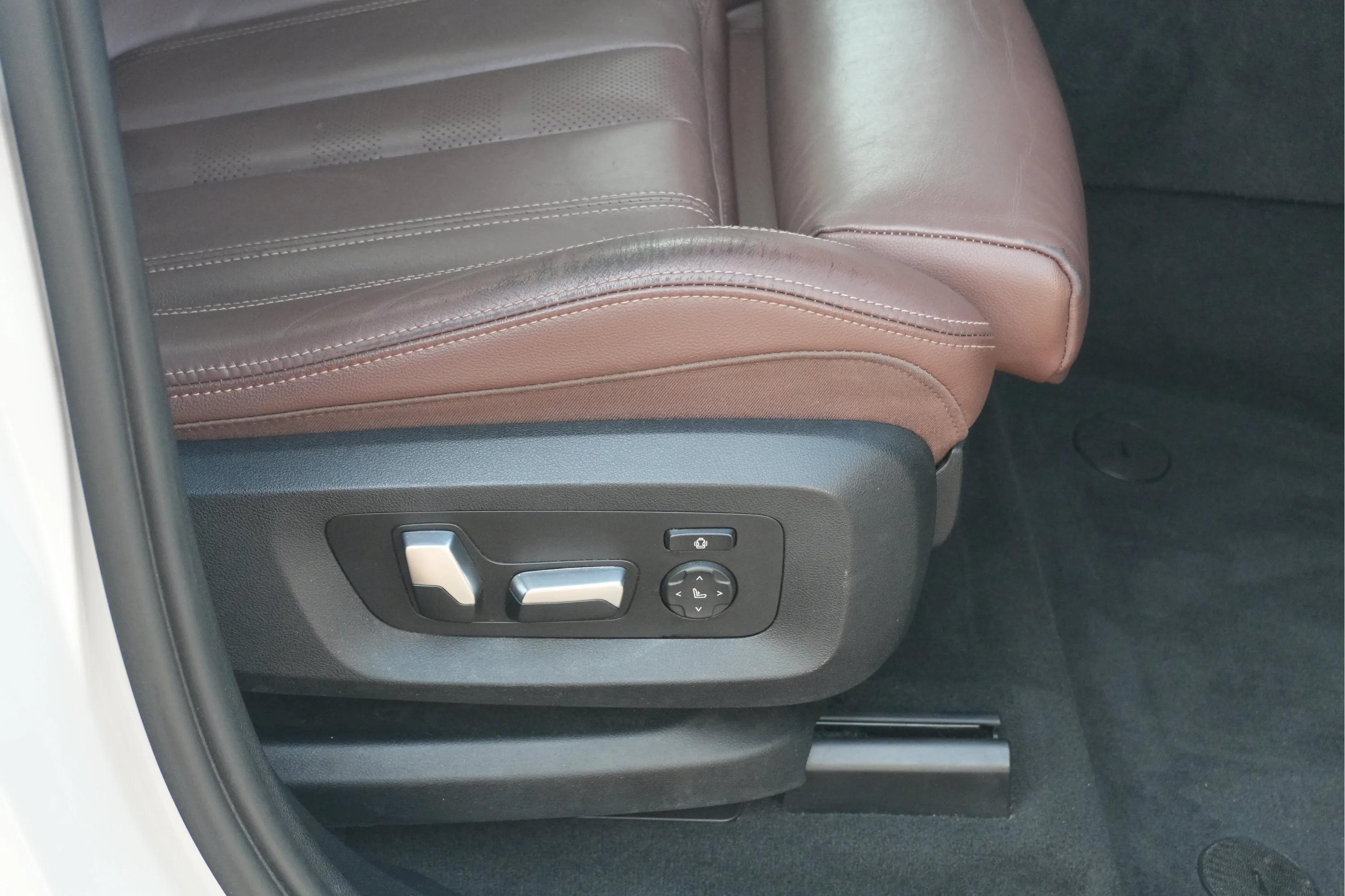 Used 2022 Mineral White Metallic BMW xDrive40i image 19