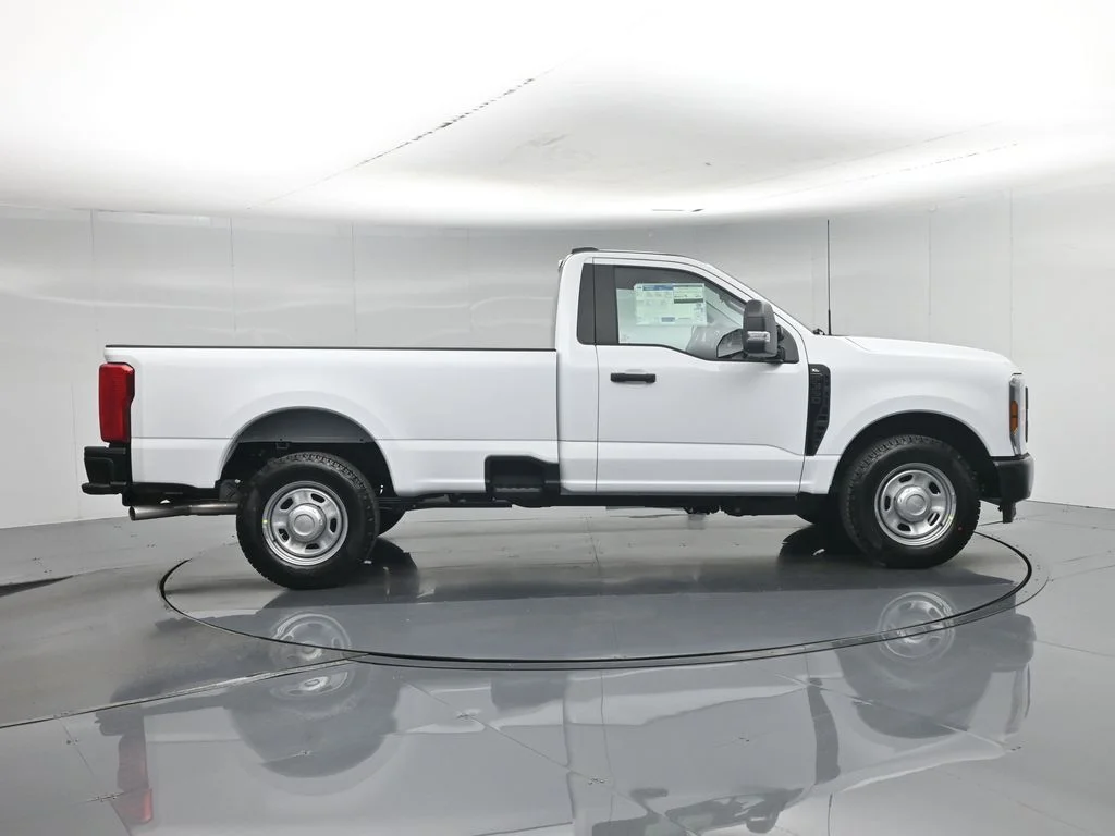 New 2027 Oxford White Ford XLT image 21