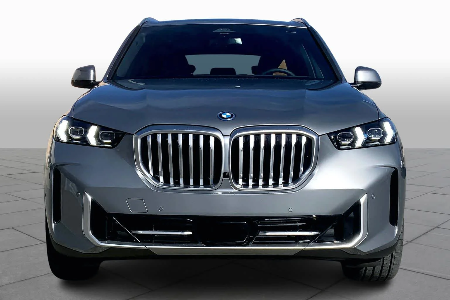 New 2026 Skyscraper Grey Metallic BMW xDrive50e image 3