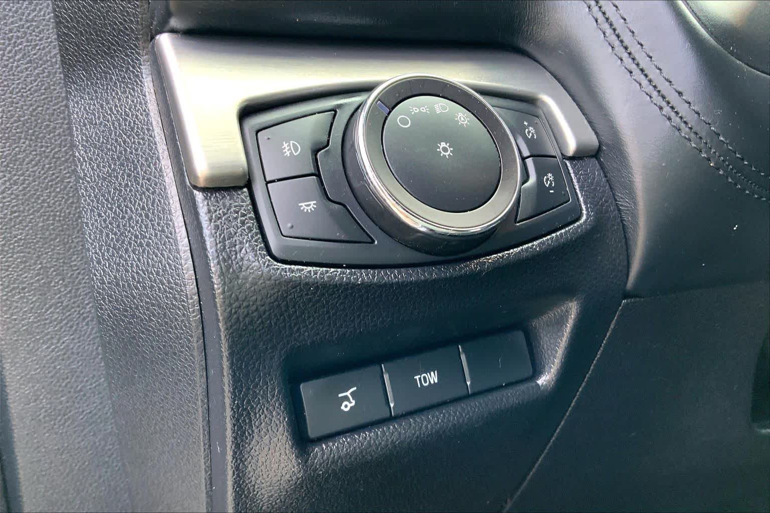 Used 2019 White Platinum Metallic Tri-Coat Ford Platinum image 34