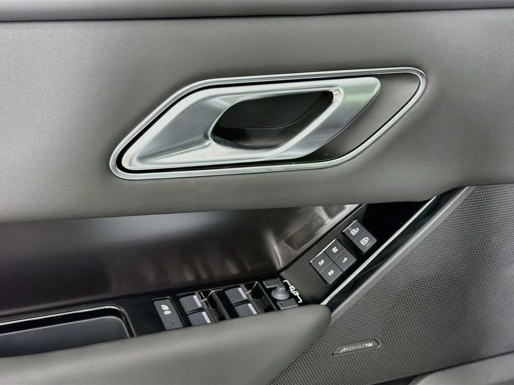 New 2026 Arroios Grey Land Rover P250 Base image 18