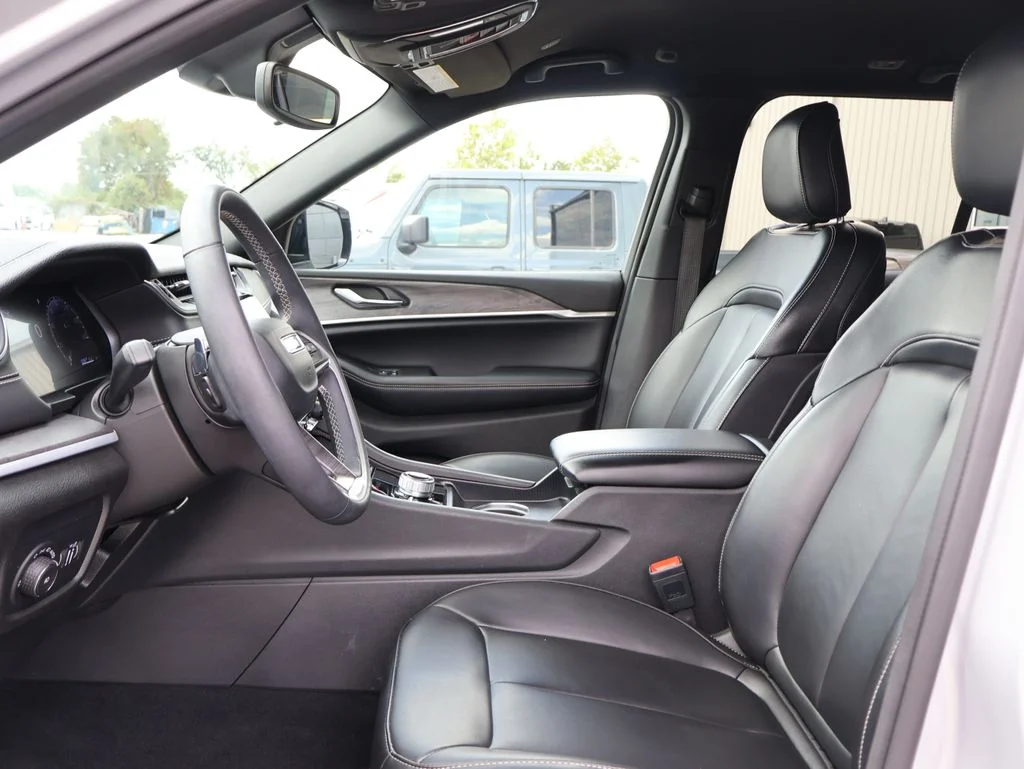 Used 2024 Silver Jeep Limited image 22
