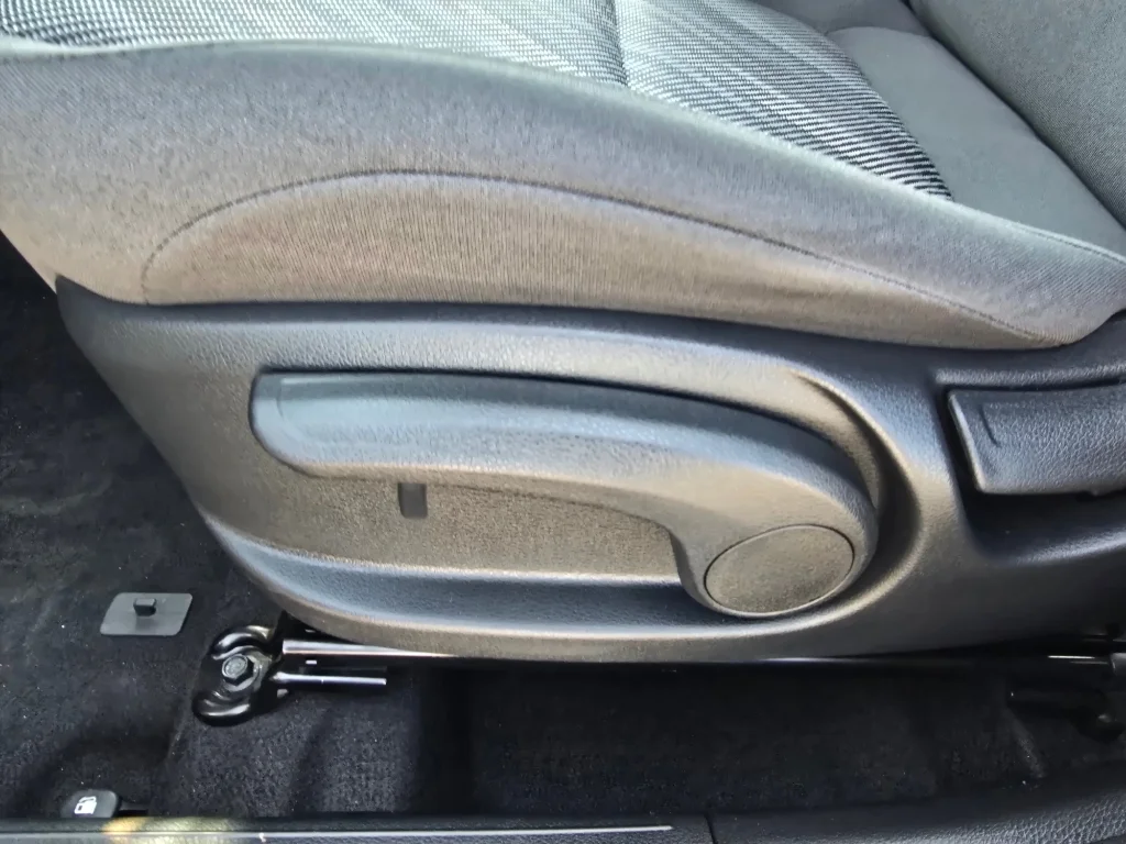 Used 2026 Snow White Pearl Kia LX image 17