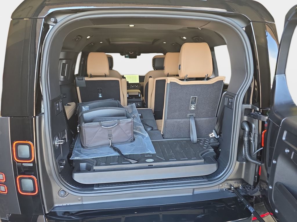 New 2026 Carpathian Grey Land Rover X-Dynamic SE image 10