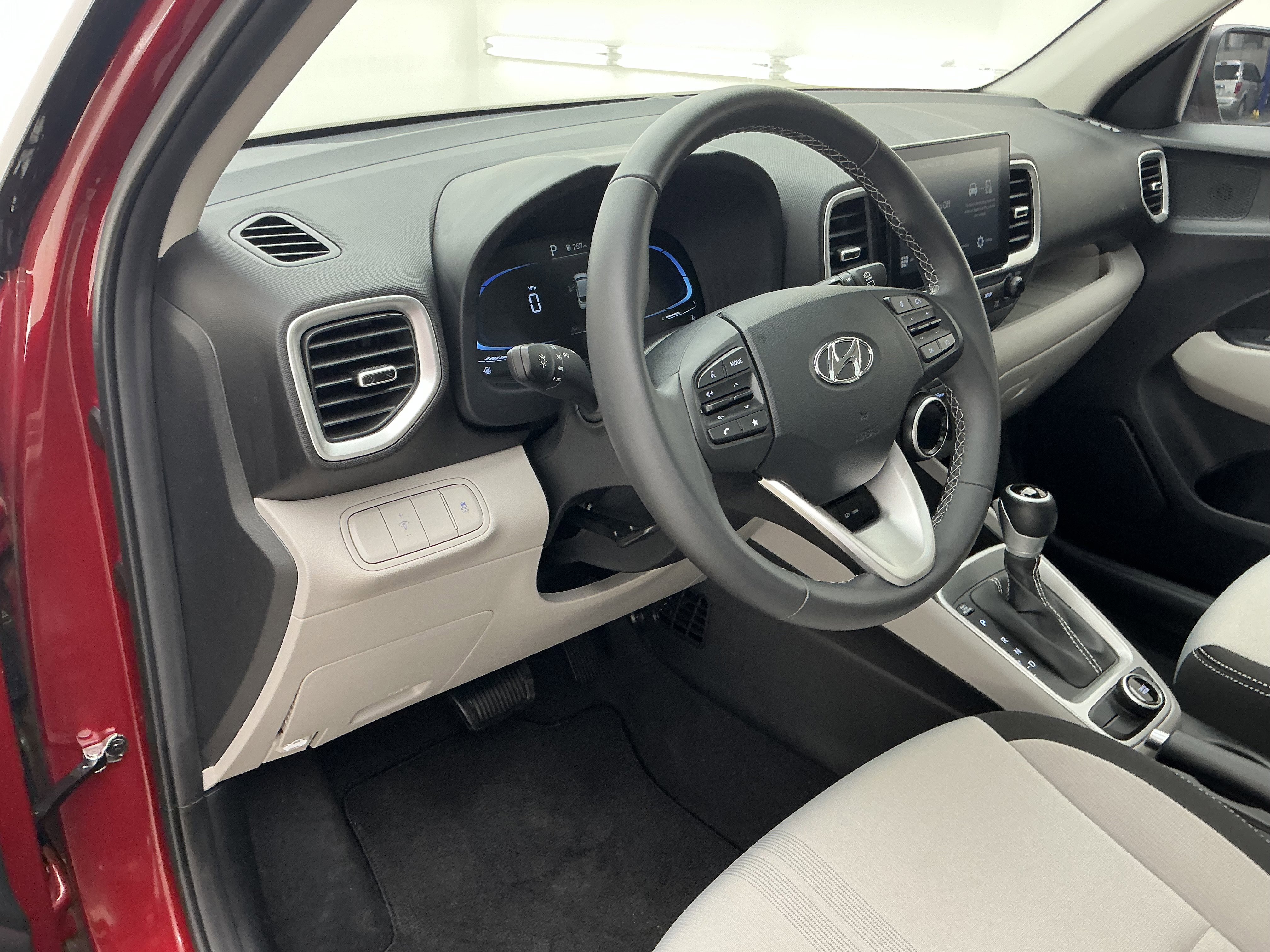 2025 Hyundai Venue SEL - Photo 16