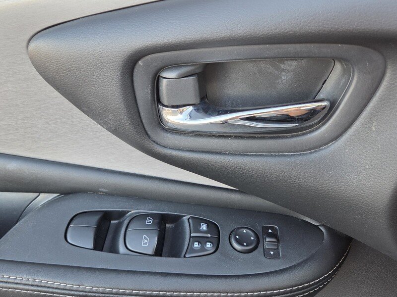Used 2019 Brilliant Silver Metallic NISSAN FWD SV image 17