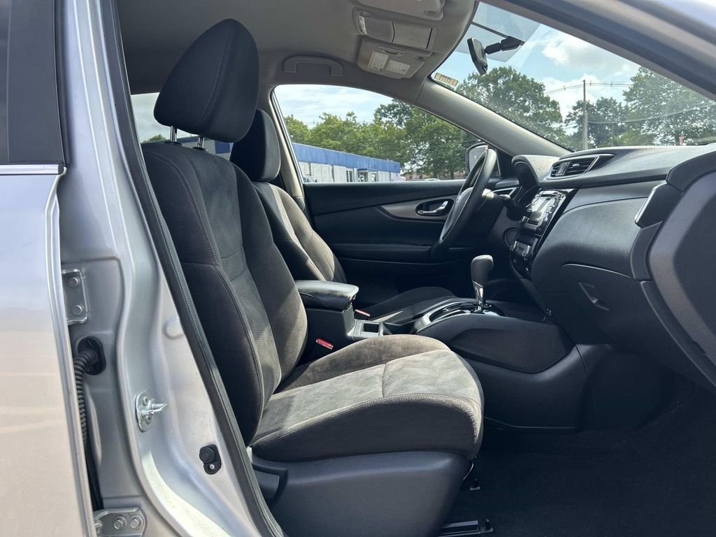 Used 2015 Silver Nissan SV image 18