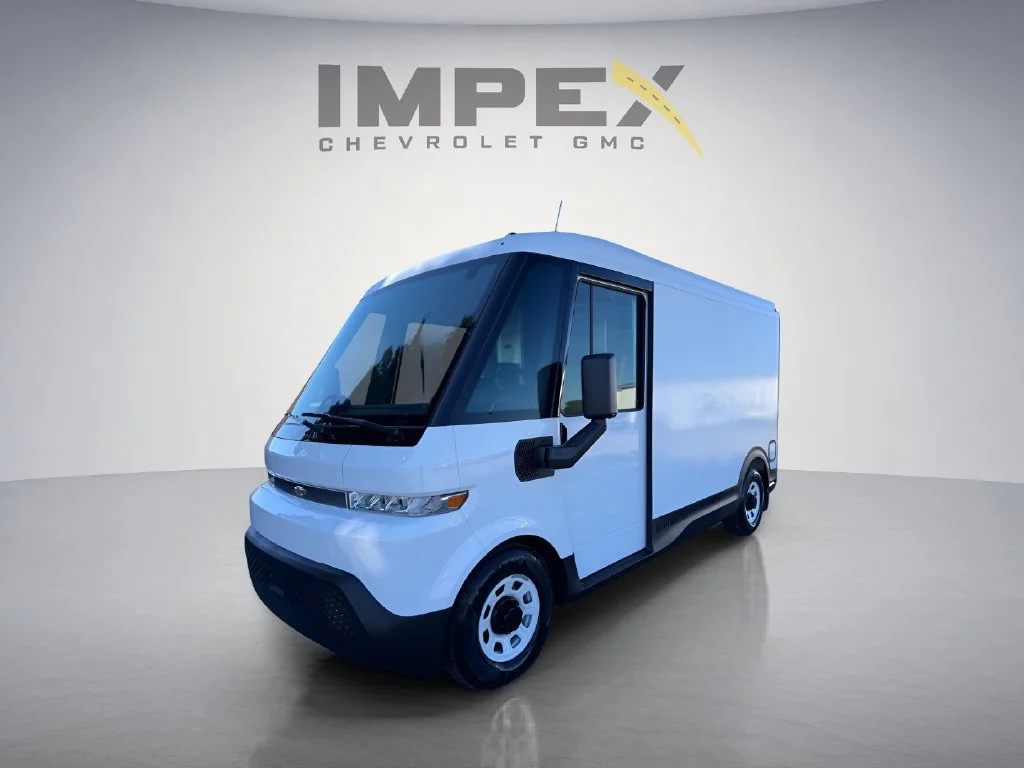 Used 2025 Oyster White Chevrolet AWD 400 image 1
