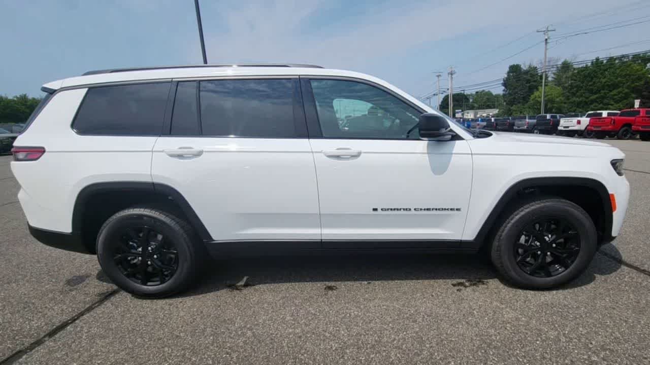 New 2026 Bright White Clear-Coat Exterior Paint Jeep Laredo Altitude image 9