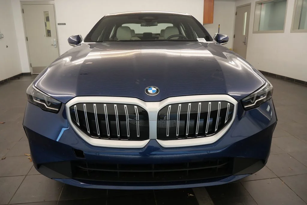2025 BMW 5 Series 530i - Photo 9