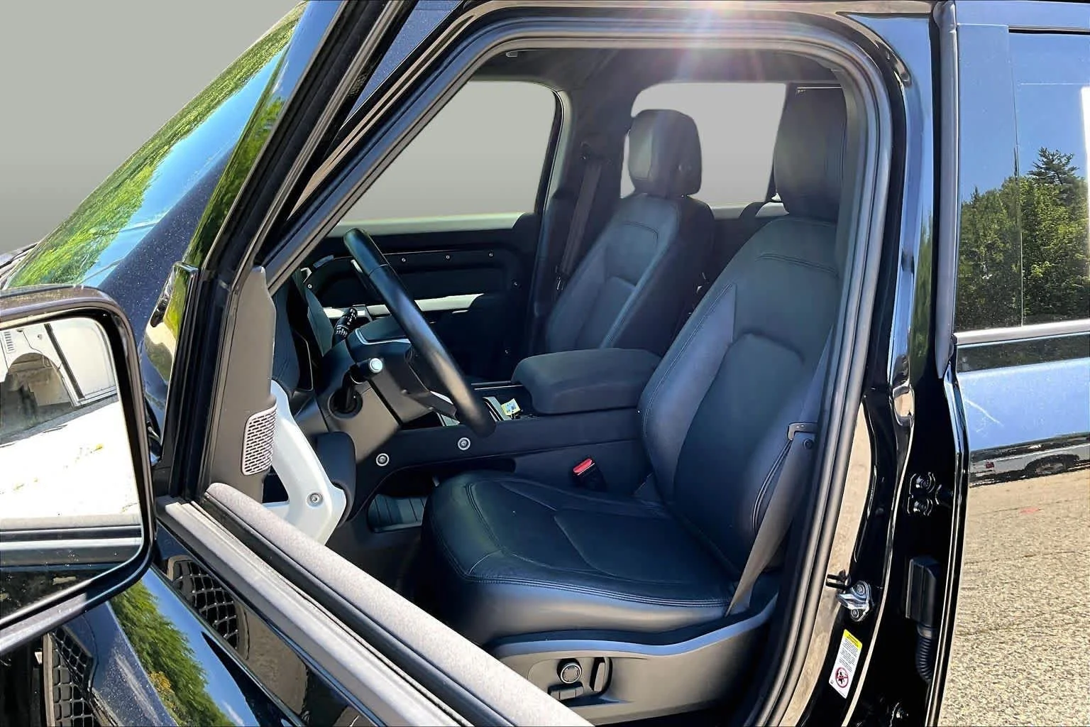 Used 2023 Santorini Black Metallic Land Rover SE image 9