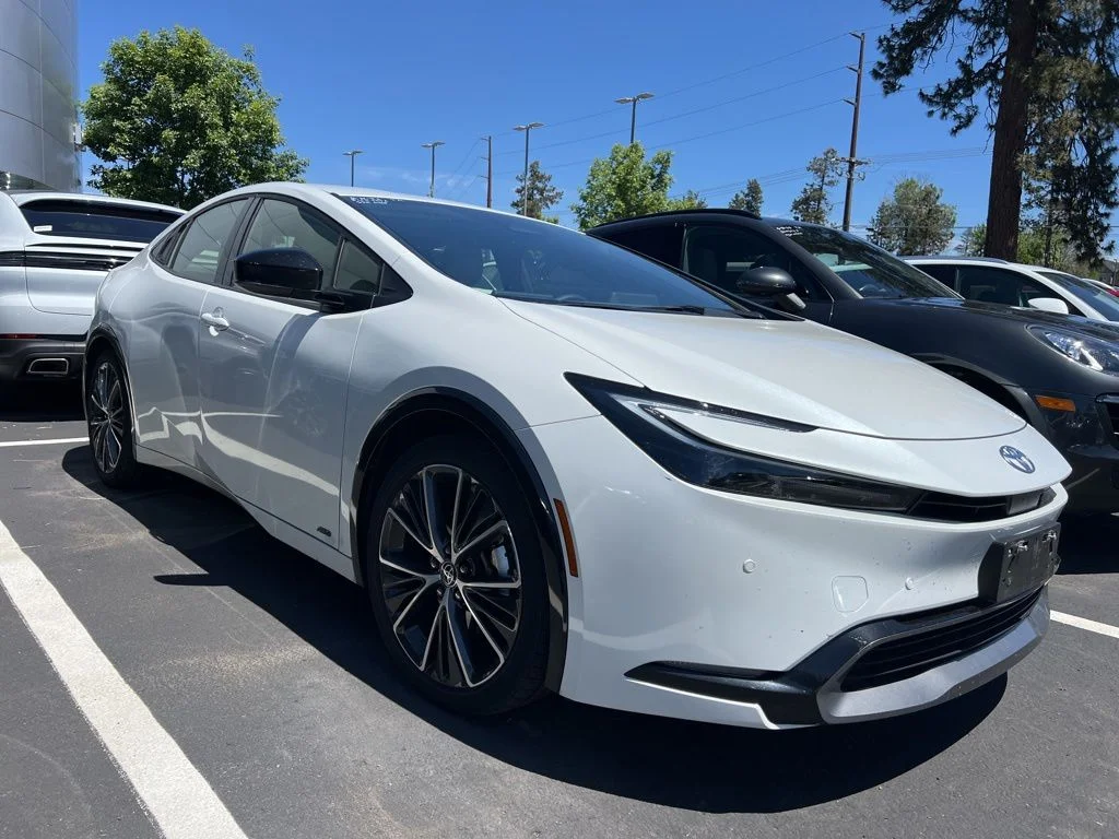 2023 Toyota Prius XLE AWD's photo