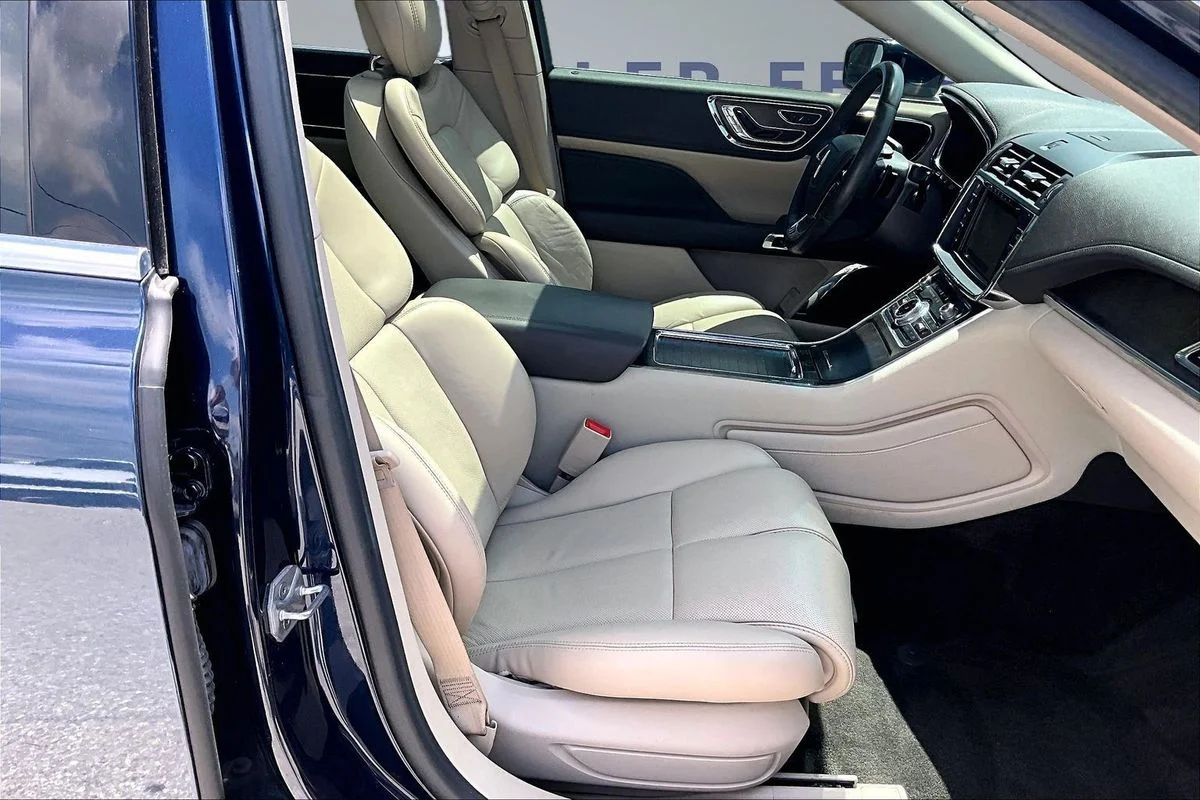 Used 2017 Blue Lincoln Select image 28