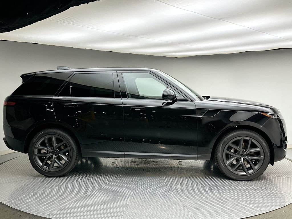 New 2027 Santorini Black Land Rover SE image 4