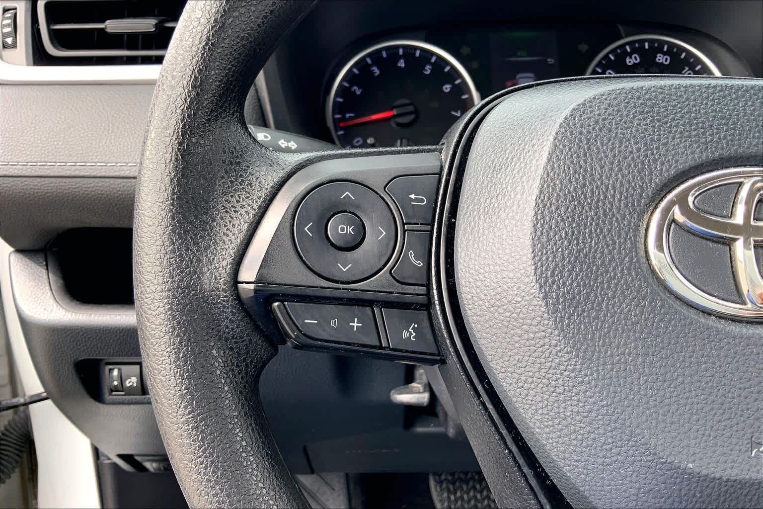 Used 2022 White Toyota LE image 23