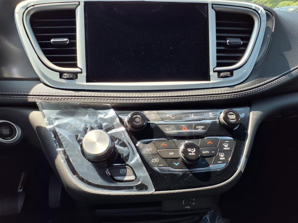 2026 Chrysler Pacifica Select - Photo 18