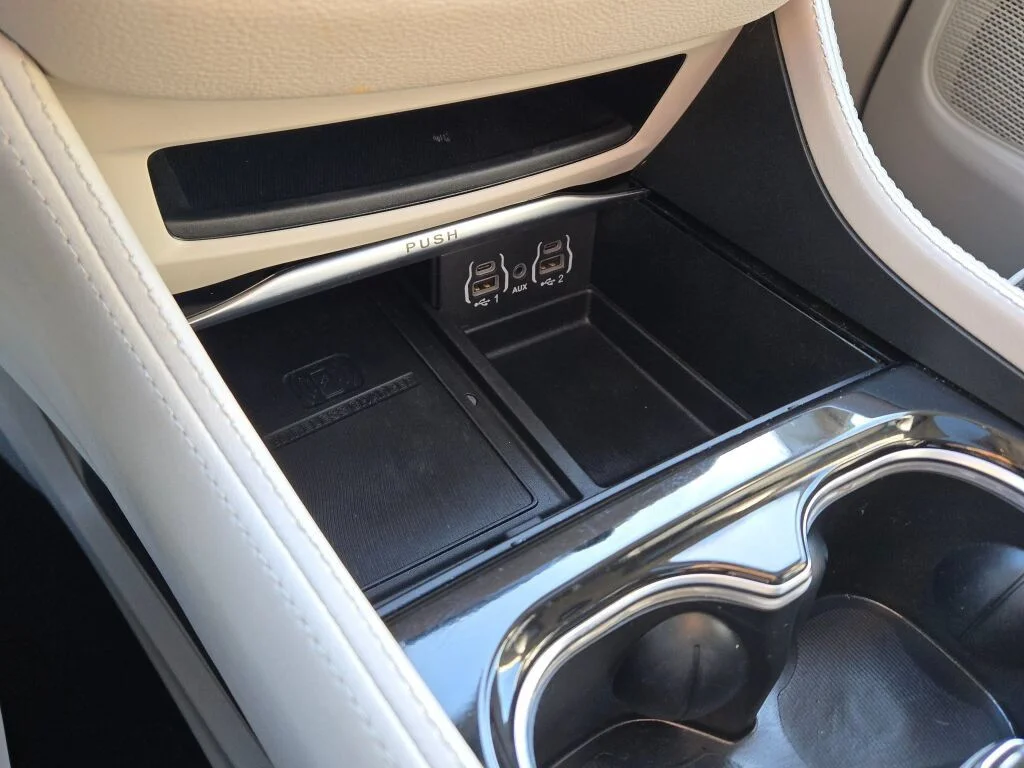 Used 2024 White Chrysler Limited image 28