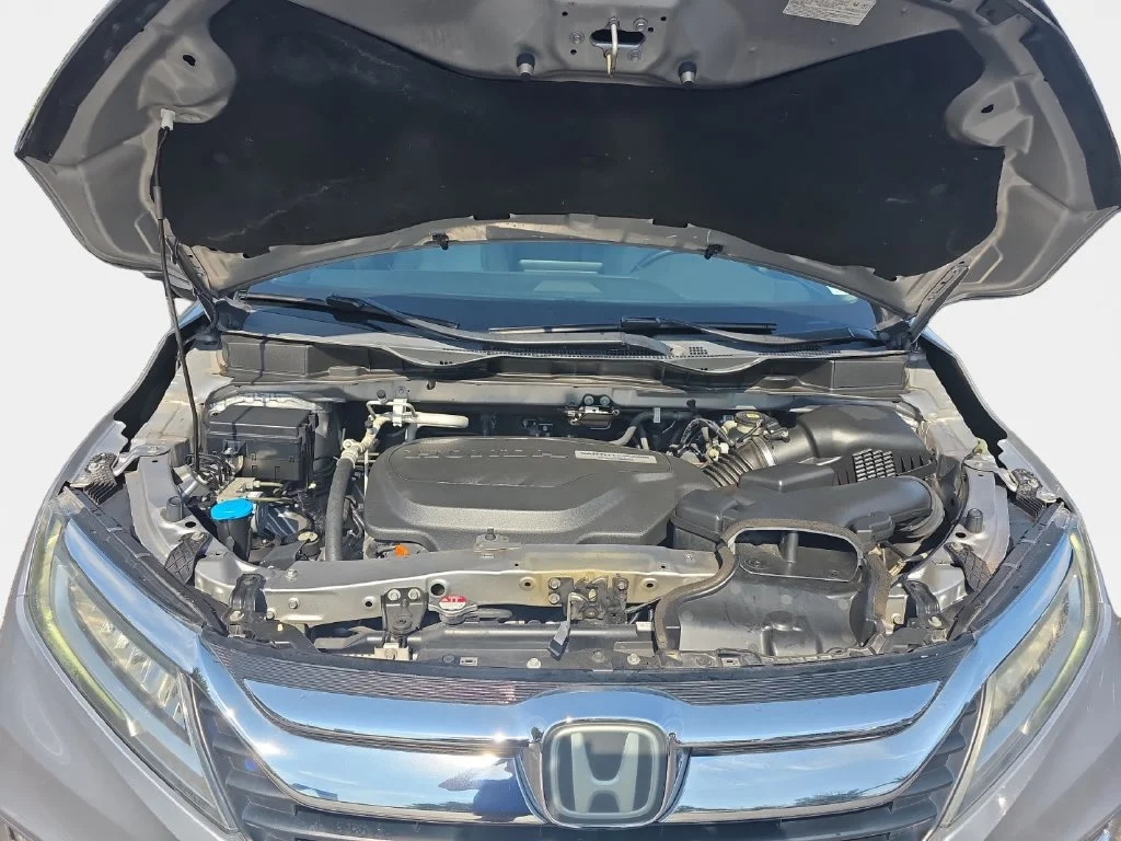 Used 2019 Lunar Silver Metallic Honda Touring image 24