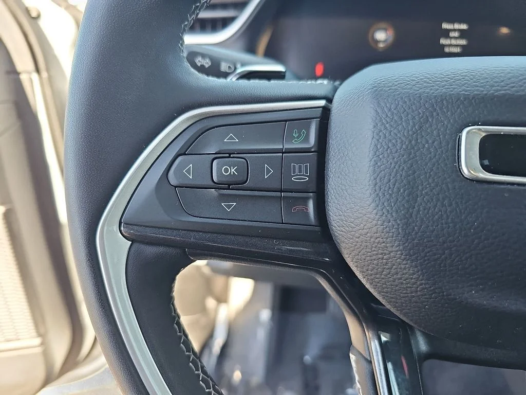 Used 2023 Silver Jeep Laredo image 17