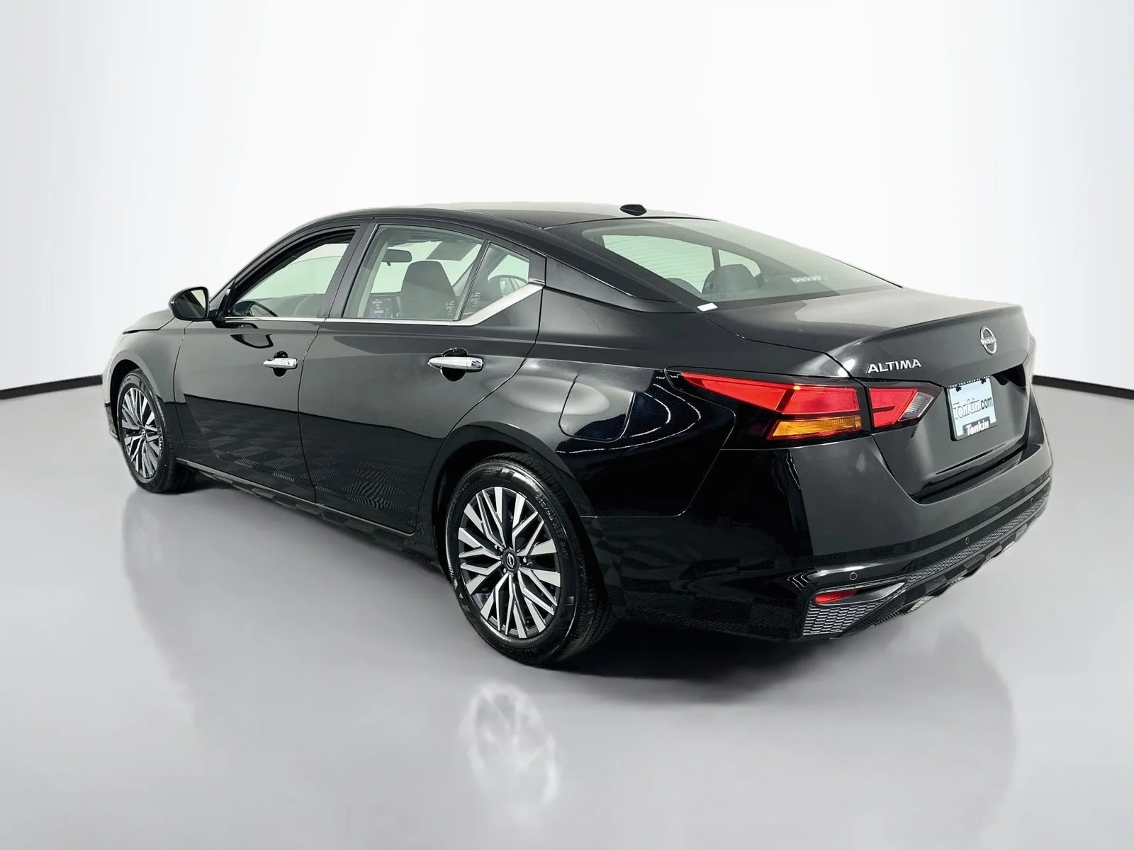 Used 2025 Super Black Clearcoat Nissan 2.5 SV image 5