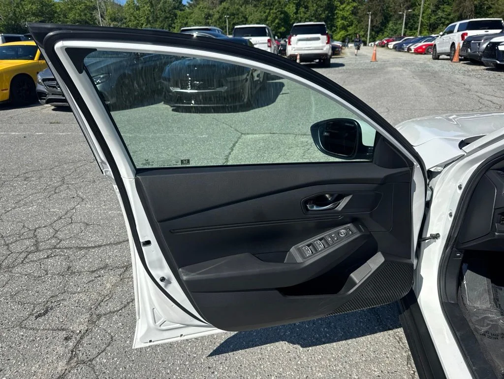 Used 2025 White Honda LX image 23
