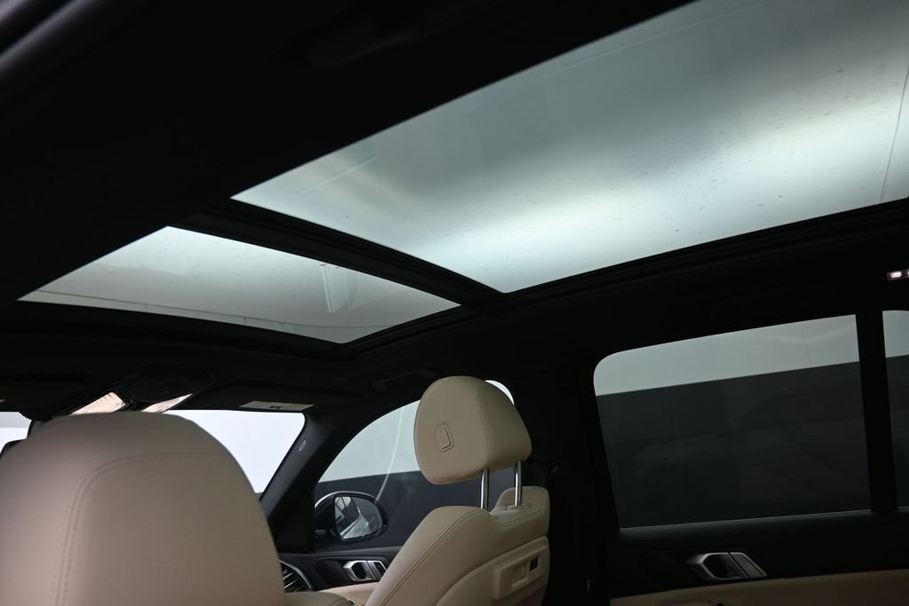 Used 2022 White BMW xDrive40i image 2