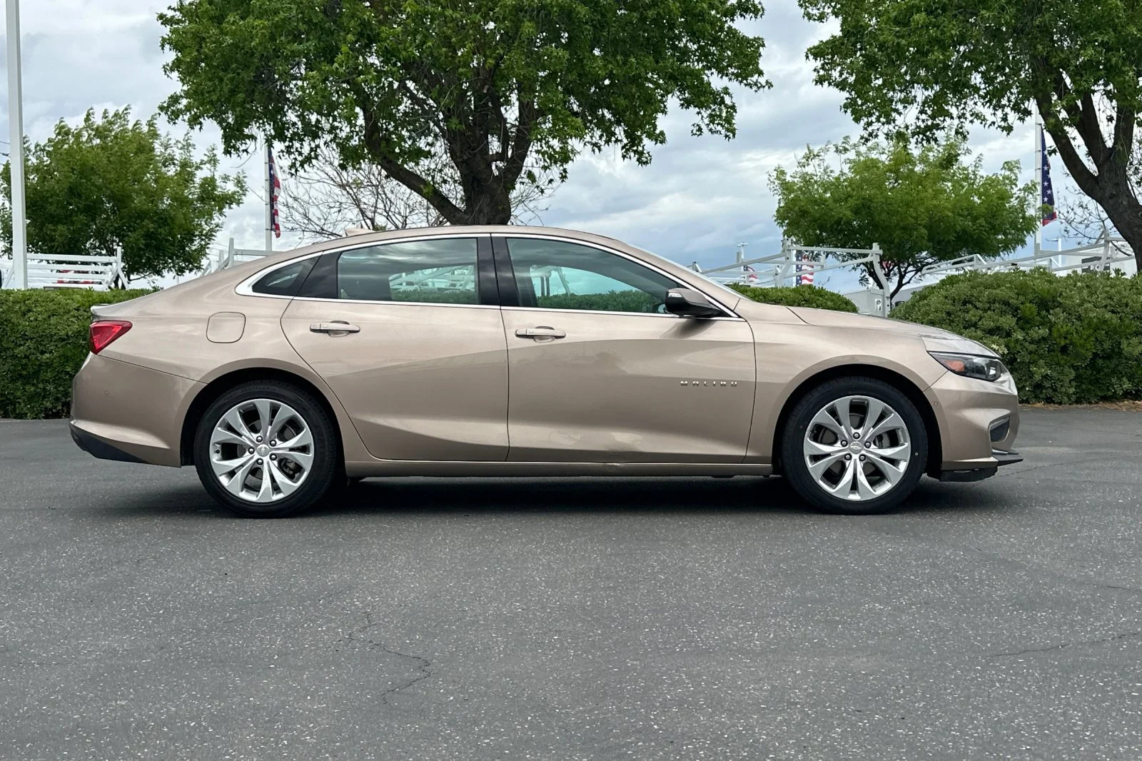 Used 2018 Sandy Ridge Metallic Chevrolet Premier image 3