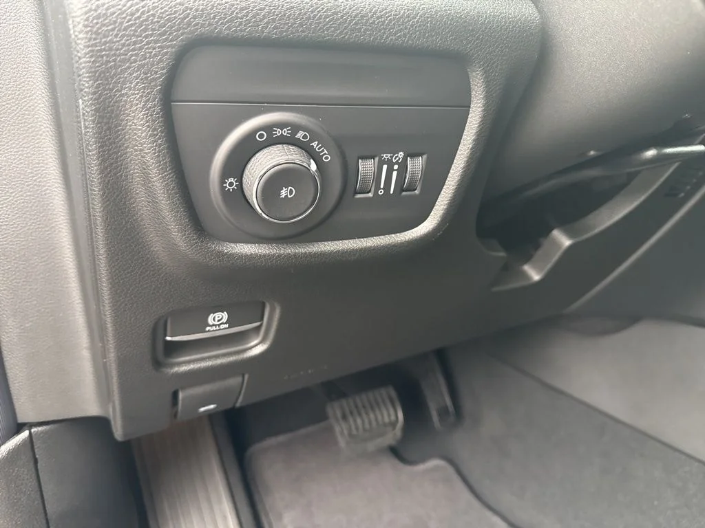 Used 2026 Diamond Black Crystal Pearlcoat Jeep Limited image 14