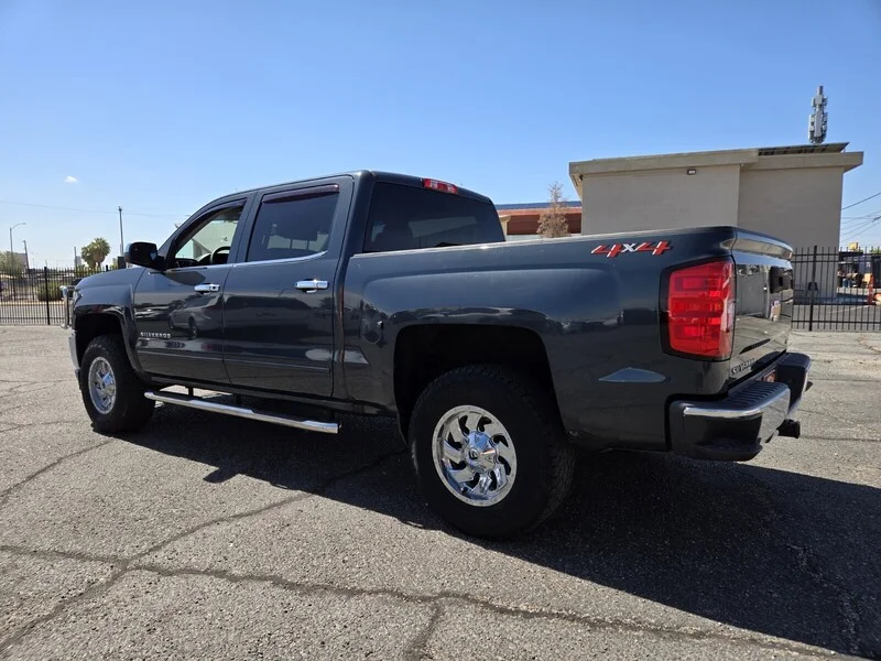 Used 2018 Graphite Metallic Chevrolet LT image 3