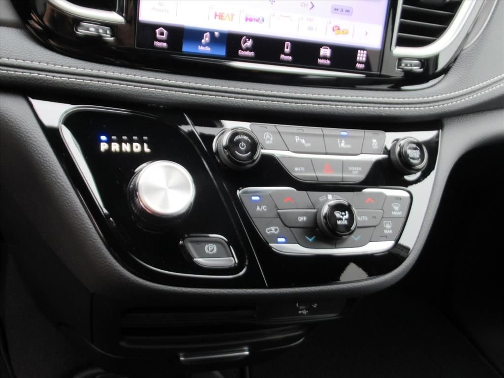 New 2026 Diamond Black Crystal Pearl-Coat Exterior Paint Chrysler Select image 25