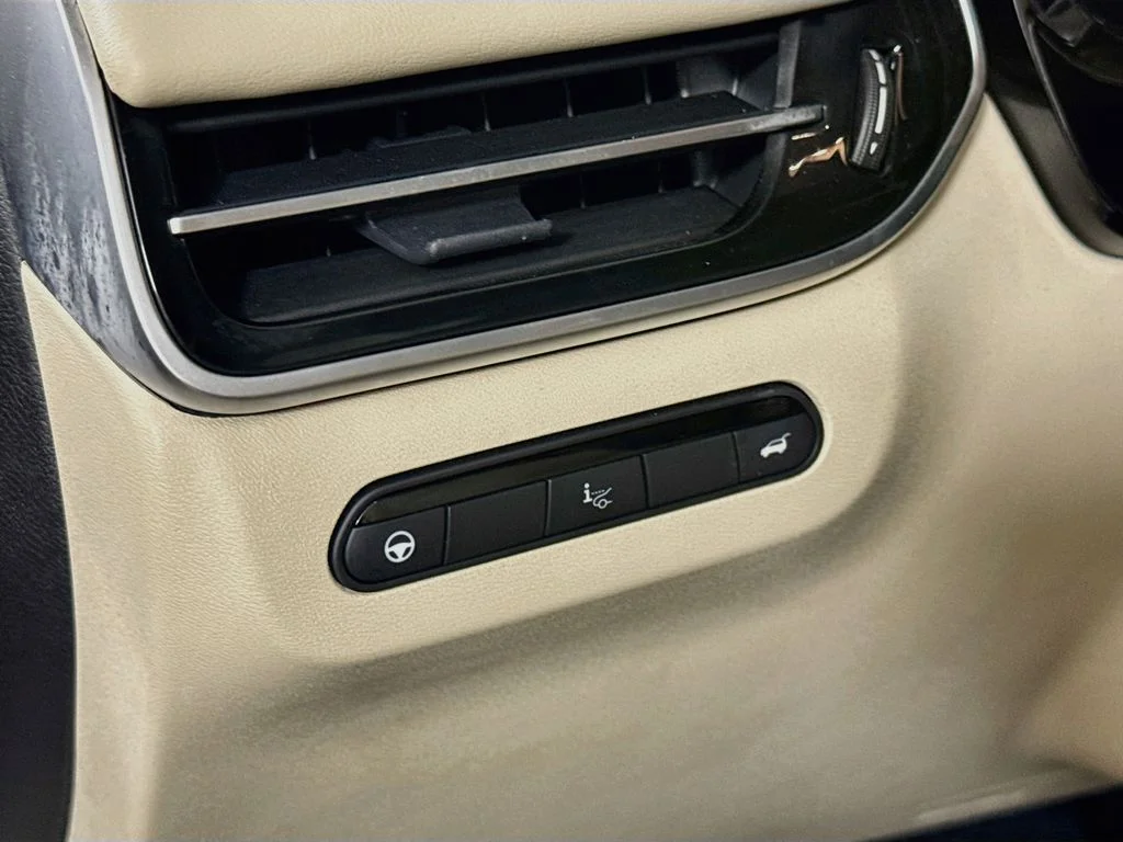 Certified Used 2024 Silver INFINITI LUXE image 13