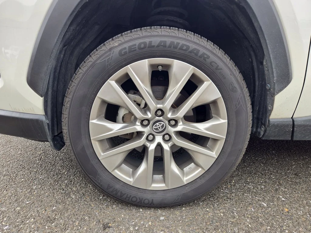 Used 2019  Toyota Limited image 9