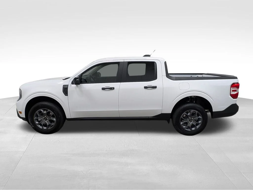 New 2026 Oxford White Ford XLT image 1