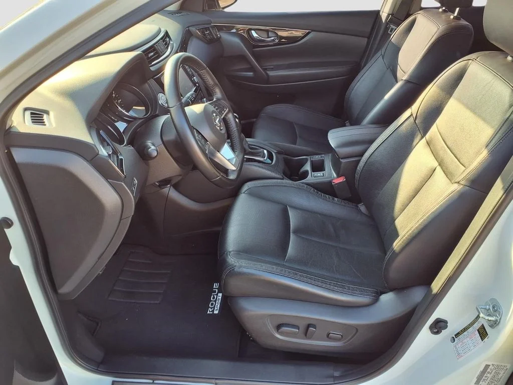 Used 2017 White Nissan SL image 22