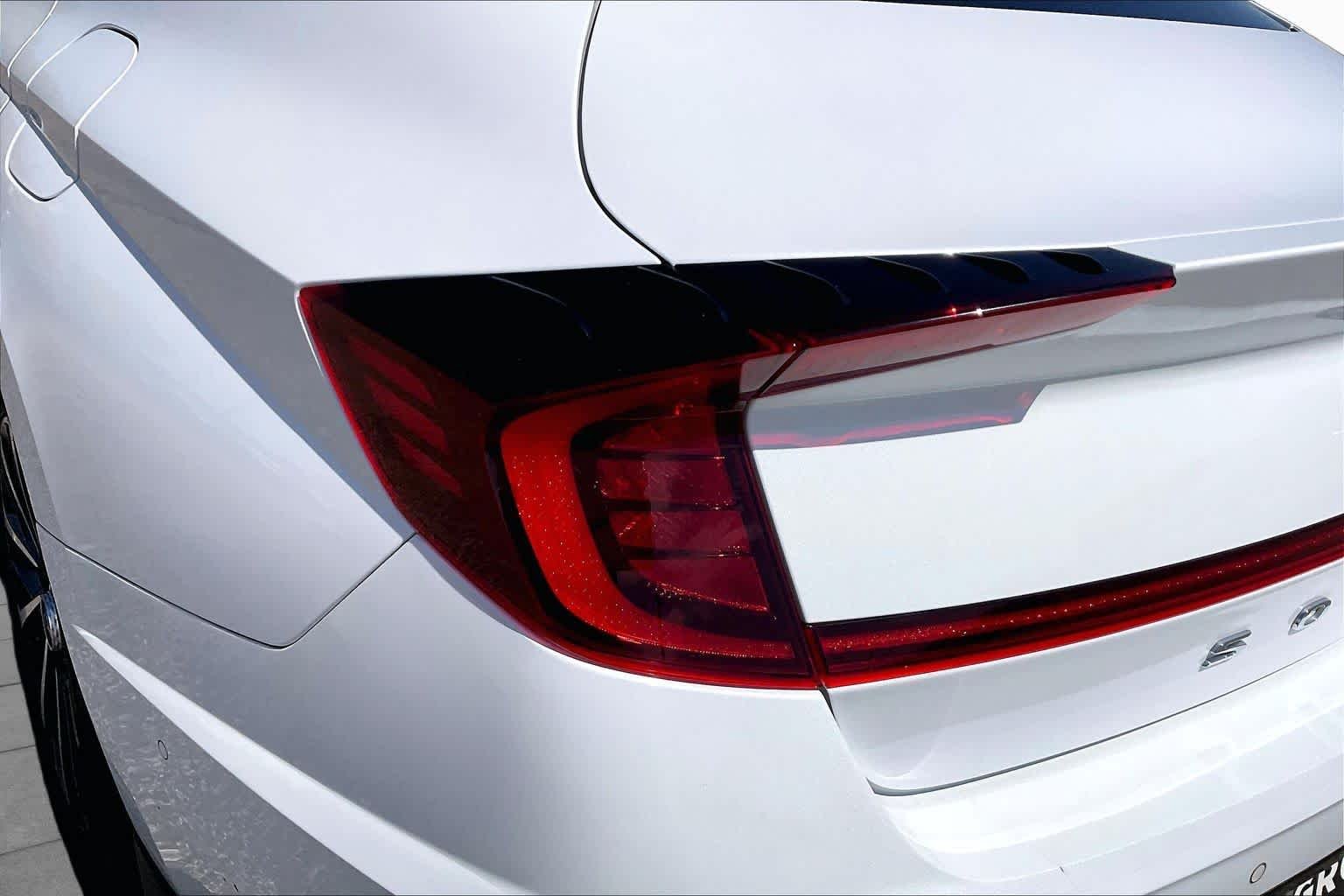 Used 2021 Quartz White Hyundai Limited image 29